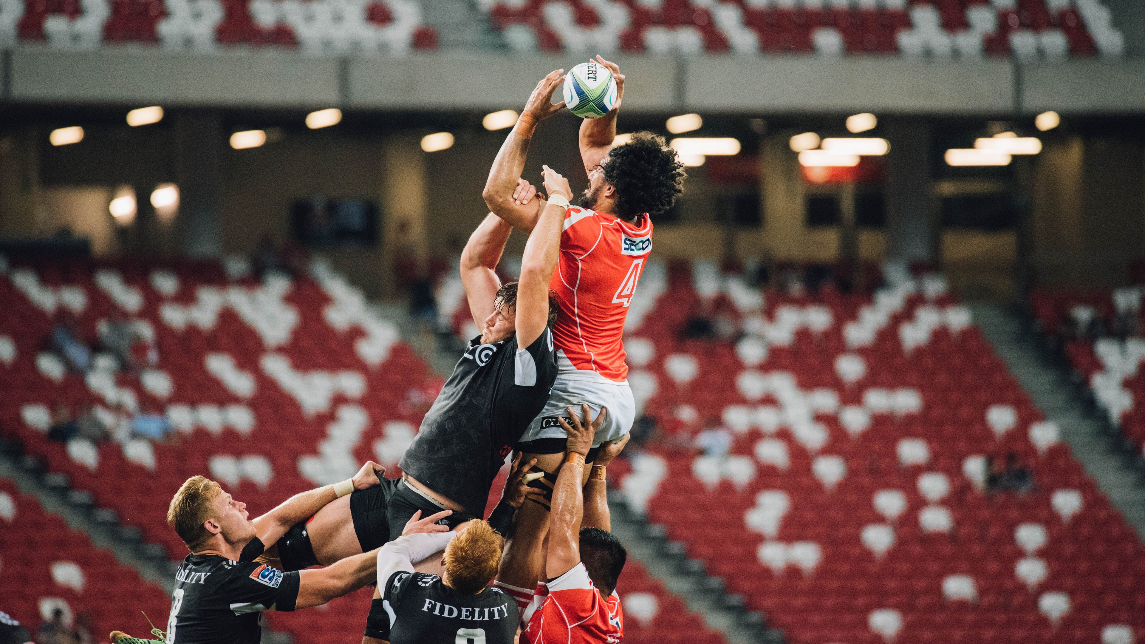 推杆大师挑战赛 选手在极具坡度果岭上竞逐精准度